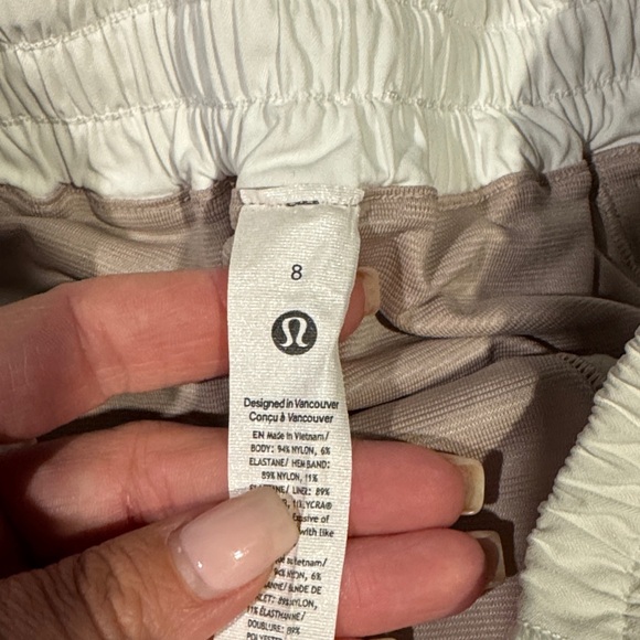 lululemon athletica hotty hot White Shorts - Picture 2 of 3